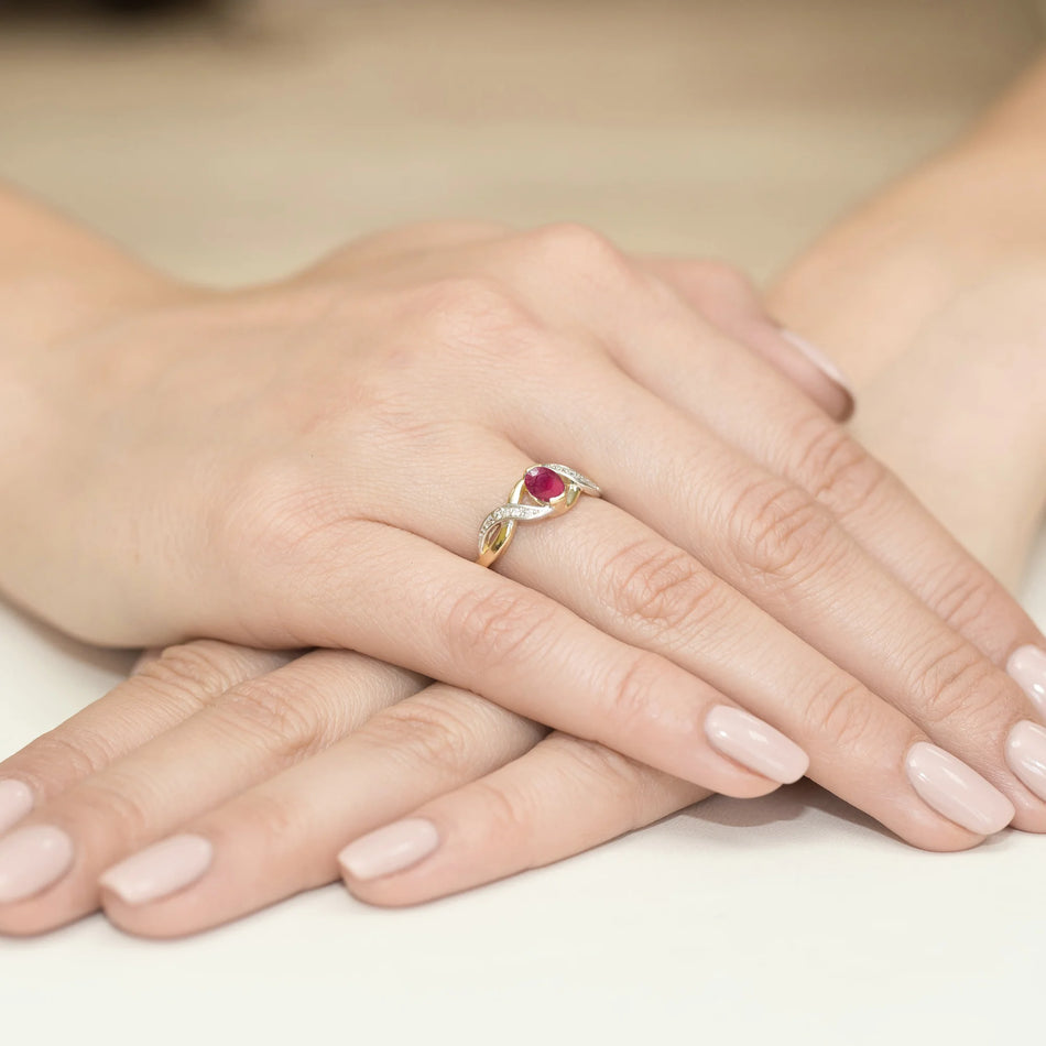 Gold Ring with 0.60ct Ruby and 0.05ct Diamonds