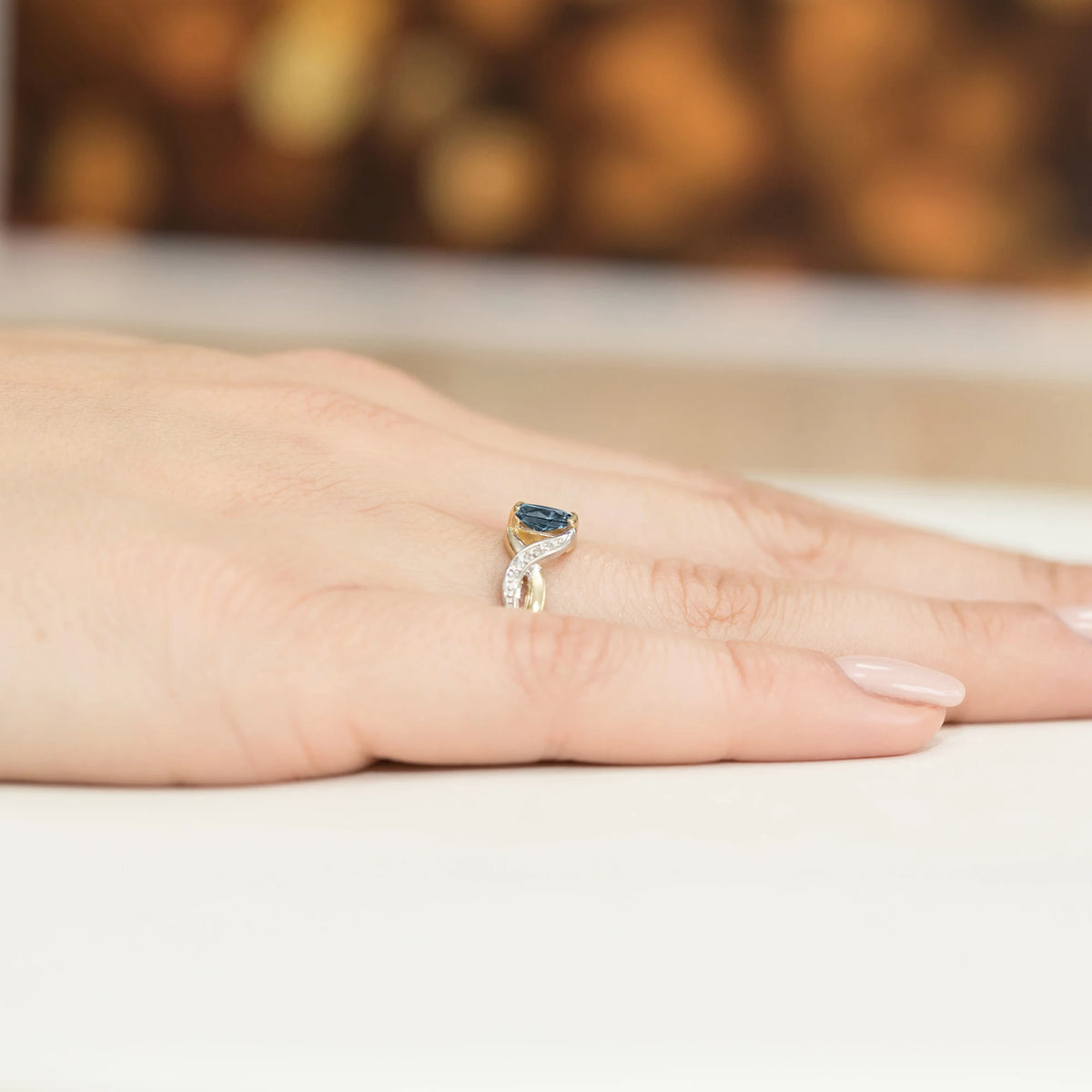 Unendlichkeitsring aus 585er Gelbgold mit ovalem London-Blue-Topas 0,50 ct und Diamanten 0,05 ct