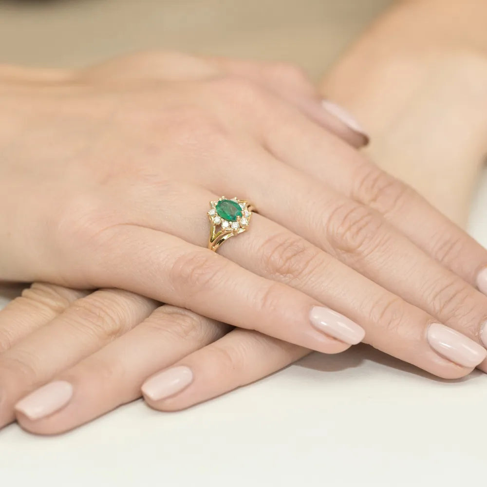 goldring-mit-0-80ct-smaragd-und-0-30ct-diamanten-w0037-emg-01