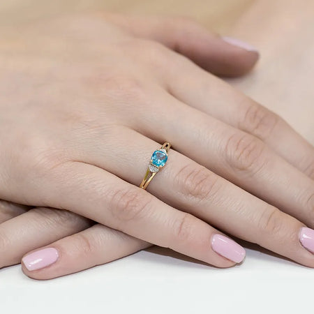 gold-ring-with-0-70ct-topaz-and-0-01ct-diamonds-w0039-tob-01