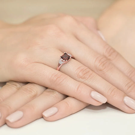 gold-ring-with-1-30ct-garnet-and-0-06ct-diamonds-w0040-gar-02