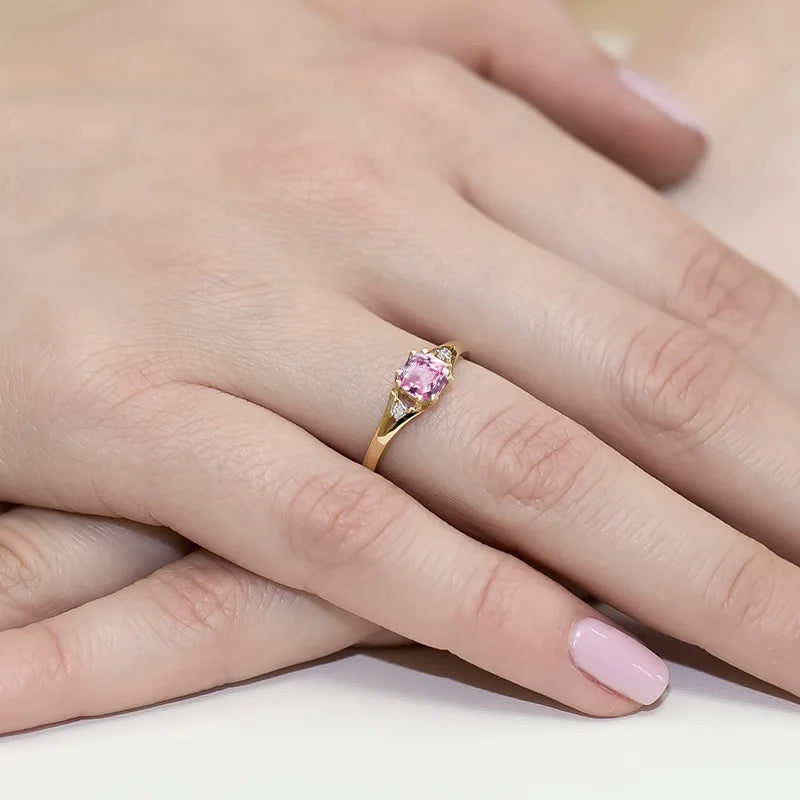 goldring-mit-0-65ct-rosa-topas-und-0-029ct-diamanten-w0044-oben-01