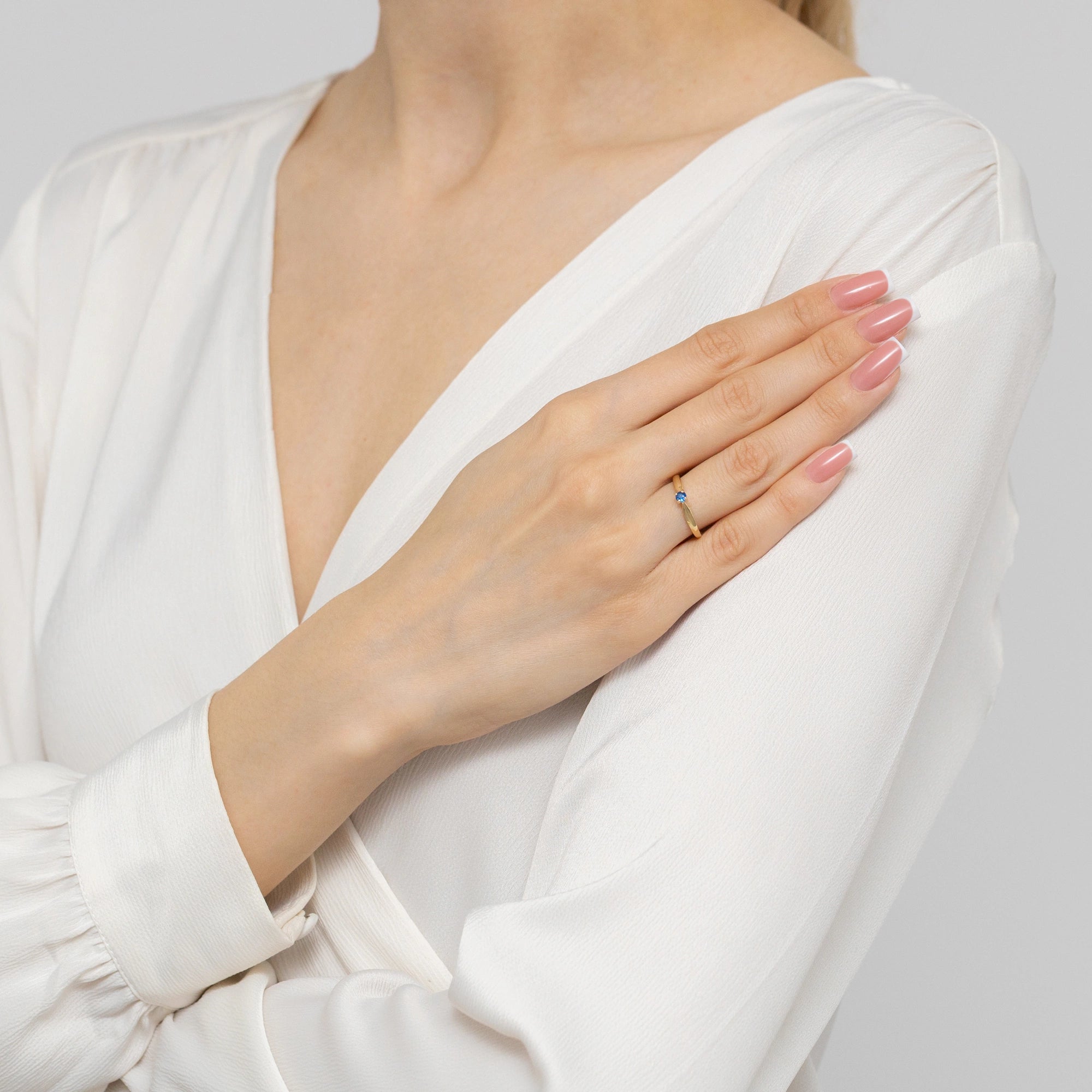 8k-Goldring-mit-dunkelblauem-Zirkonia-w0045-z6-zin-01