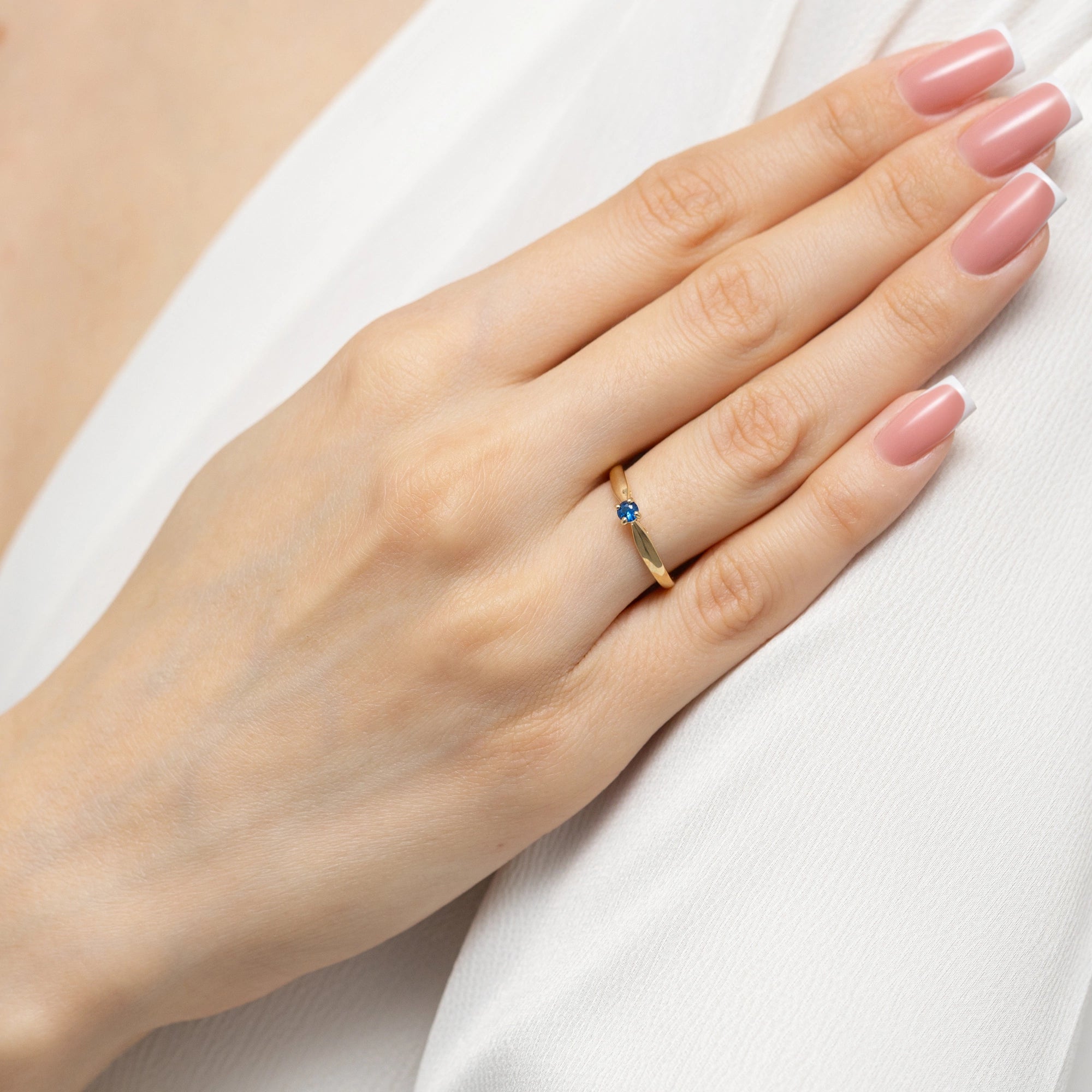 8k-Goldring-mit-dunkelblauem-Zirkonia-w0045-z6-zin-01