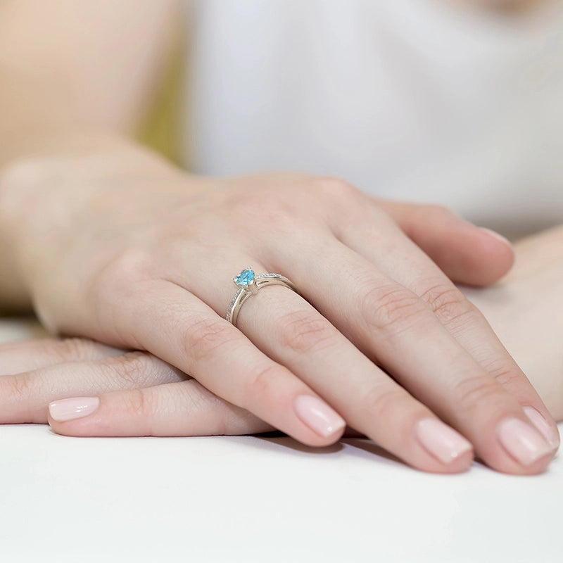 Weißgoldring mit herzförmigem Swiss Blue Topas 0,50 ct und Diamanten 0,03 ct
