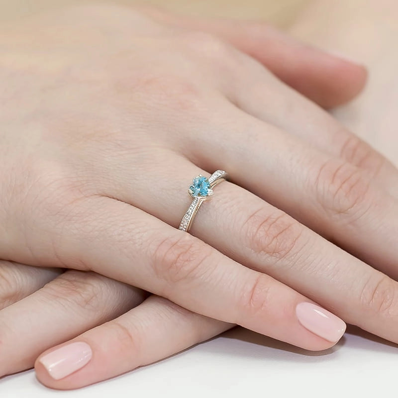 Weißgoldring mit herzförmigem Swiss Blue Topas 0,50 ct und Diamanten 0,03 ct
