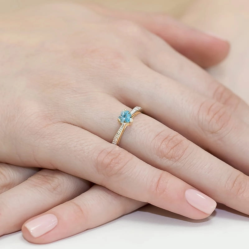 Gelbgoldring mit herzförmigem Swiss Blue Topas 0,50 ct und Diamanten 0,03 ct