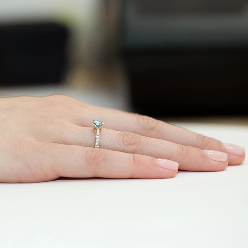 Gelbgoldring mit herzförmigem Swiss Blue Topas 0,50 ct und Diamanten 0,03 ct