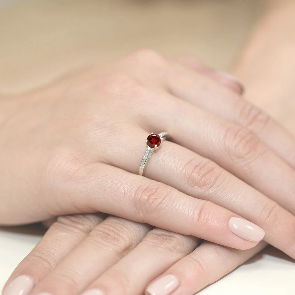 Ring aus Weißgold mit 0,60 ct Granat und 0,05 ct Diamanten
