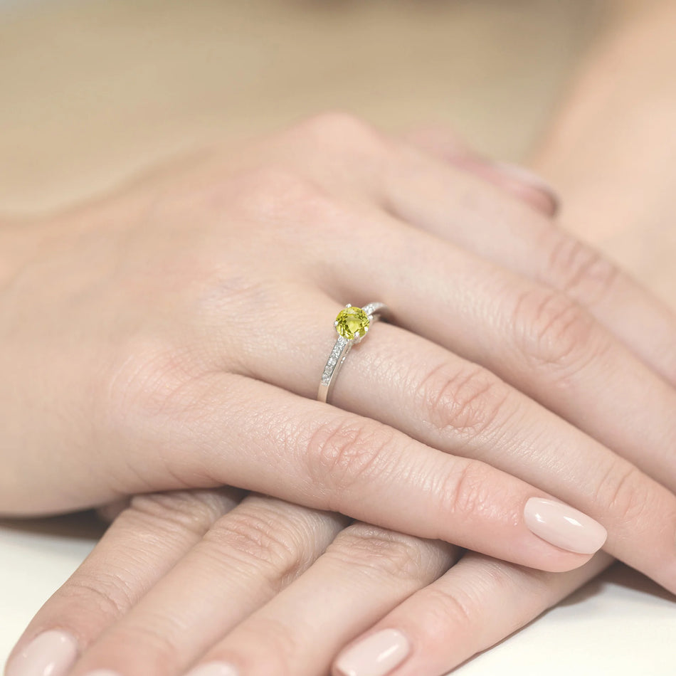 Ring aus Weißgold mit 0,60 ct Olivin und 0,05 ct Diamanten