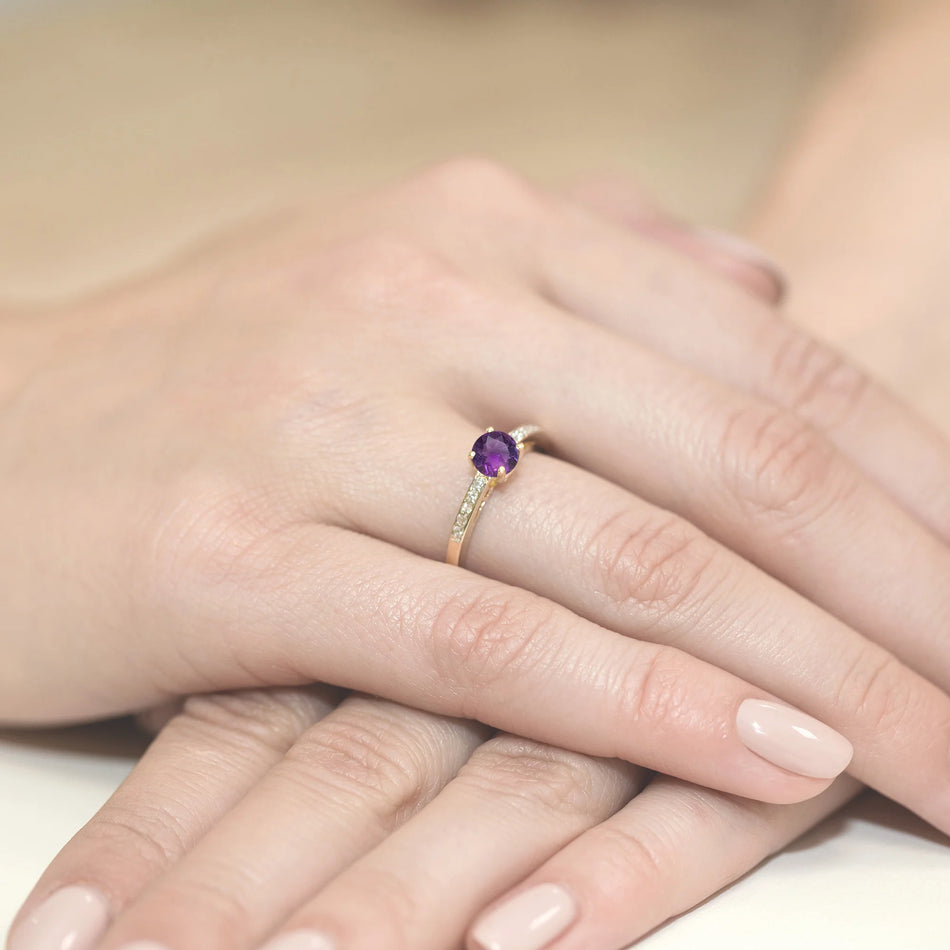 Gold Ring with 0.50ct Amethyst and 0.05ct Diamonds