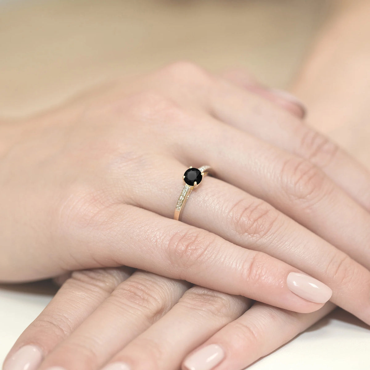 Ring mit diamantbesetzten Ringschultern aus 585er Gelbgold mit schwarzen Diamanten 0,50 ct und Diamanten 0,05 ct