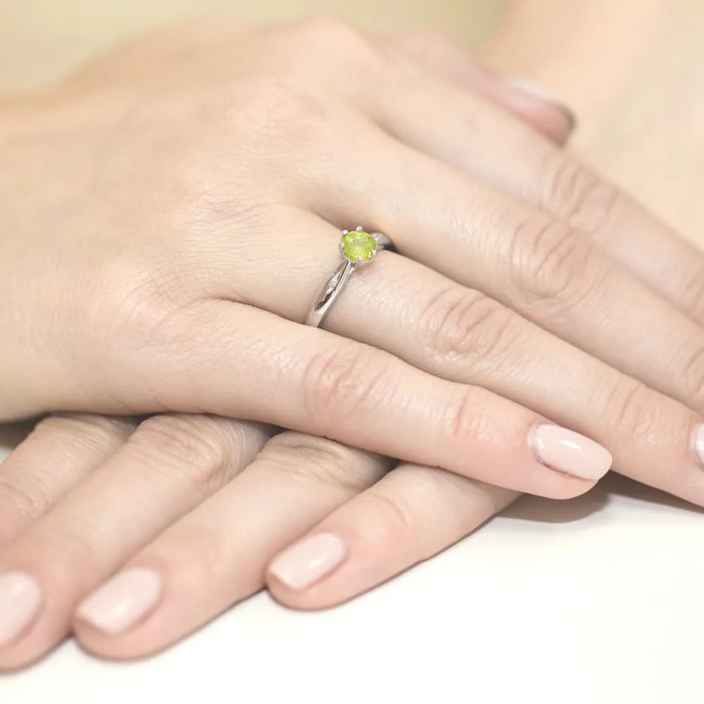 goldring-mit-0-60ct-olivin-und-diamanten-w0074-peg-01