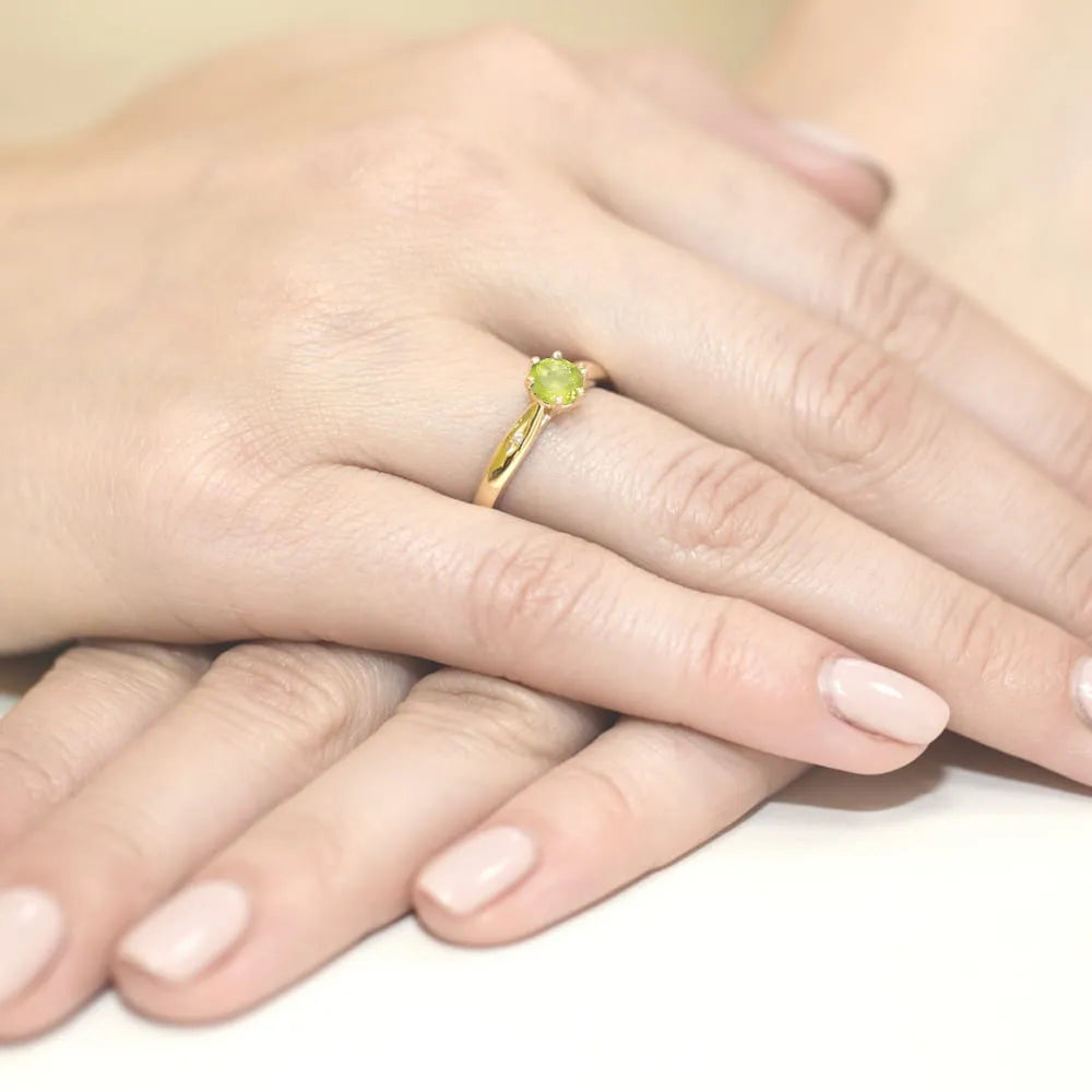 goldring-mit-0-60ct-olivin-und-diamanten-w0074-peg-01