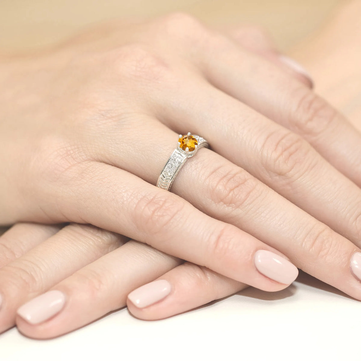 goldring-mit-0-50ct-citrin-und-diamanten-w0075-ciy-01