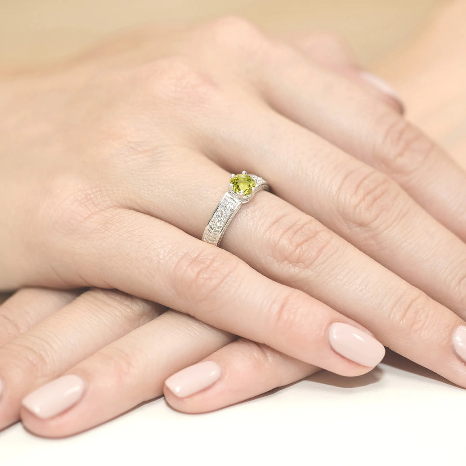 goldring-mit-0-60ct-olivin-und-0-08ct-diamanten-w0075-peg-01