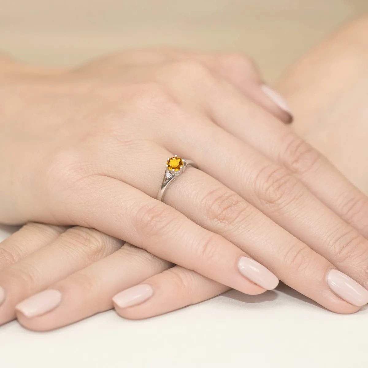 goldring-mit-0-50ct-citrin-und-diamanten-w0076-ciy-01