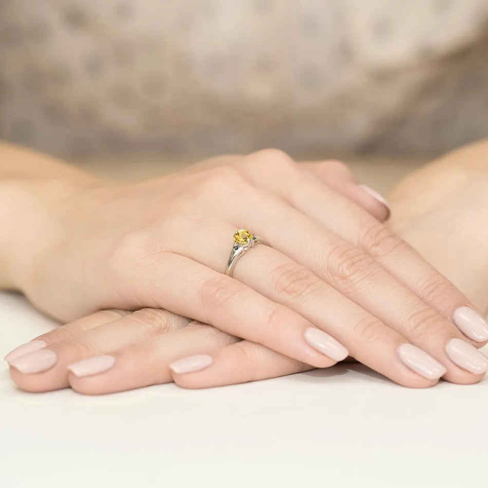 goldring-mit-0-50ct-citrin-und-schwarzen-diamanten-w0076-ciy-02