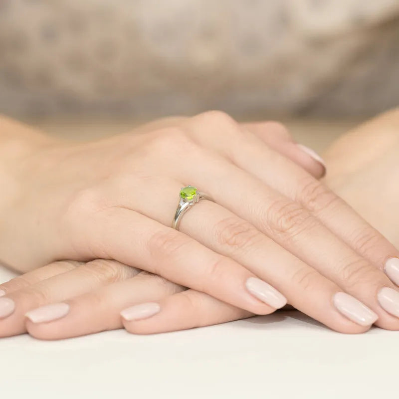 goldring-mit-0-60ct-olivin-und-diamanten-w0076-peg-01