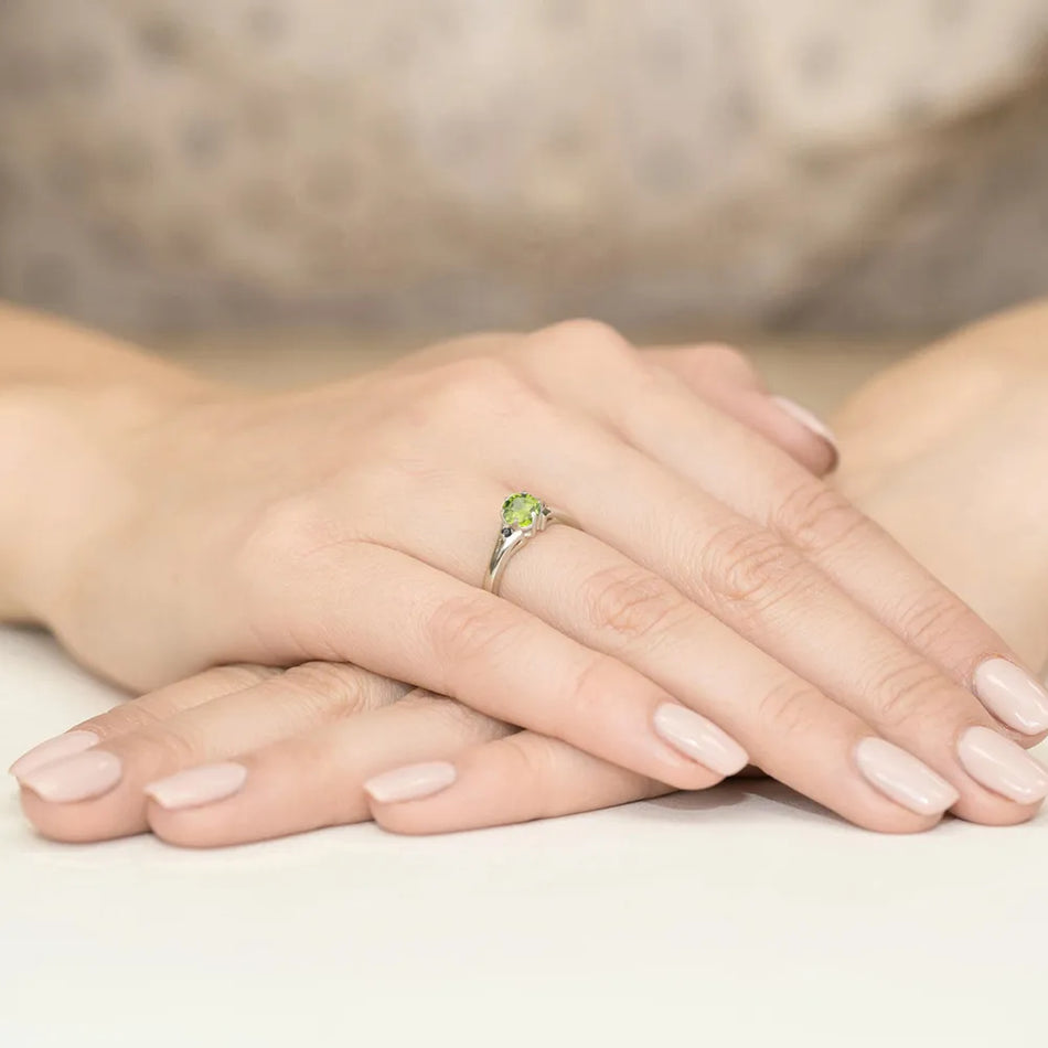 goldring-mit-0-60ct-olivin-und-schwarzen-diamanten-w0076-peg-02