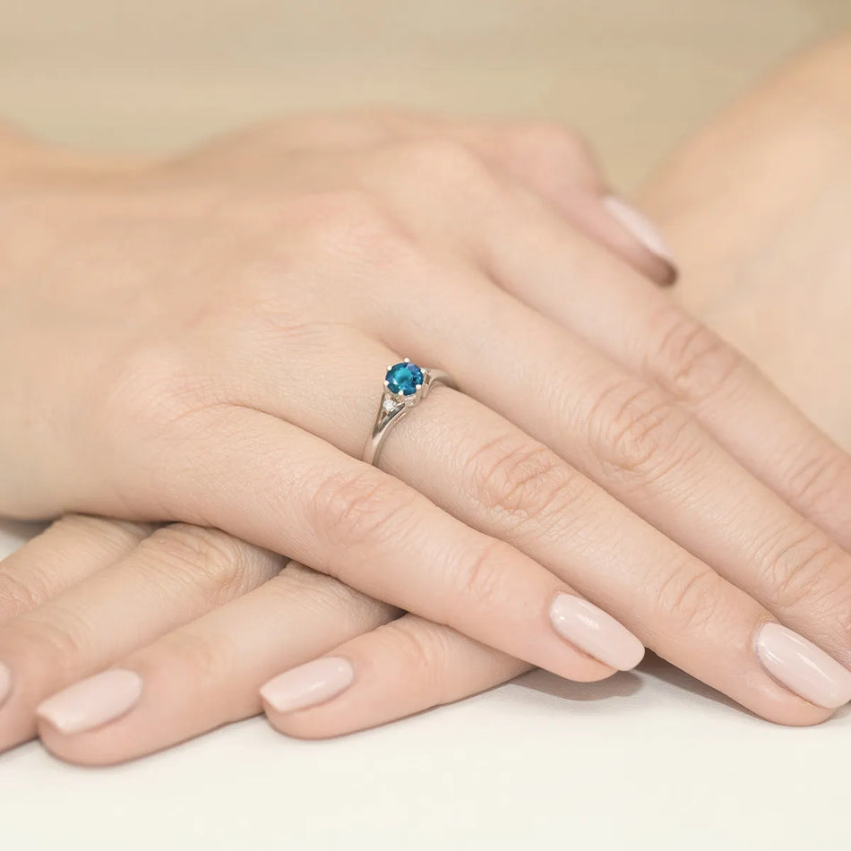 goldring-mit-0-50ct-topas-london-blau-und-diamanten-w0076-tol-01