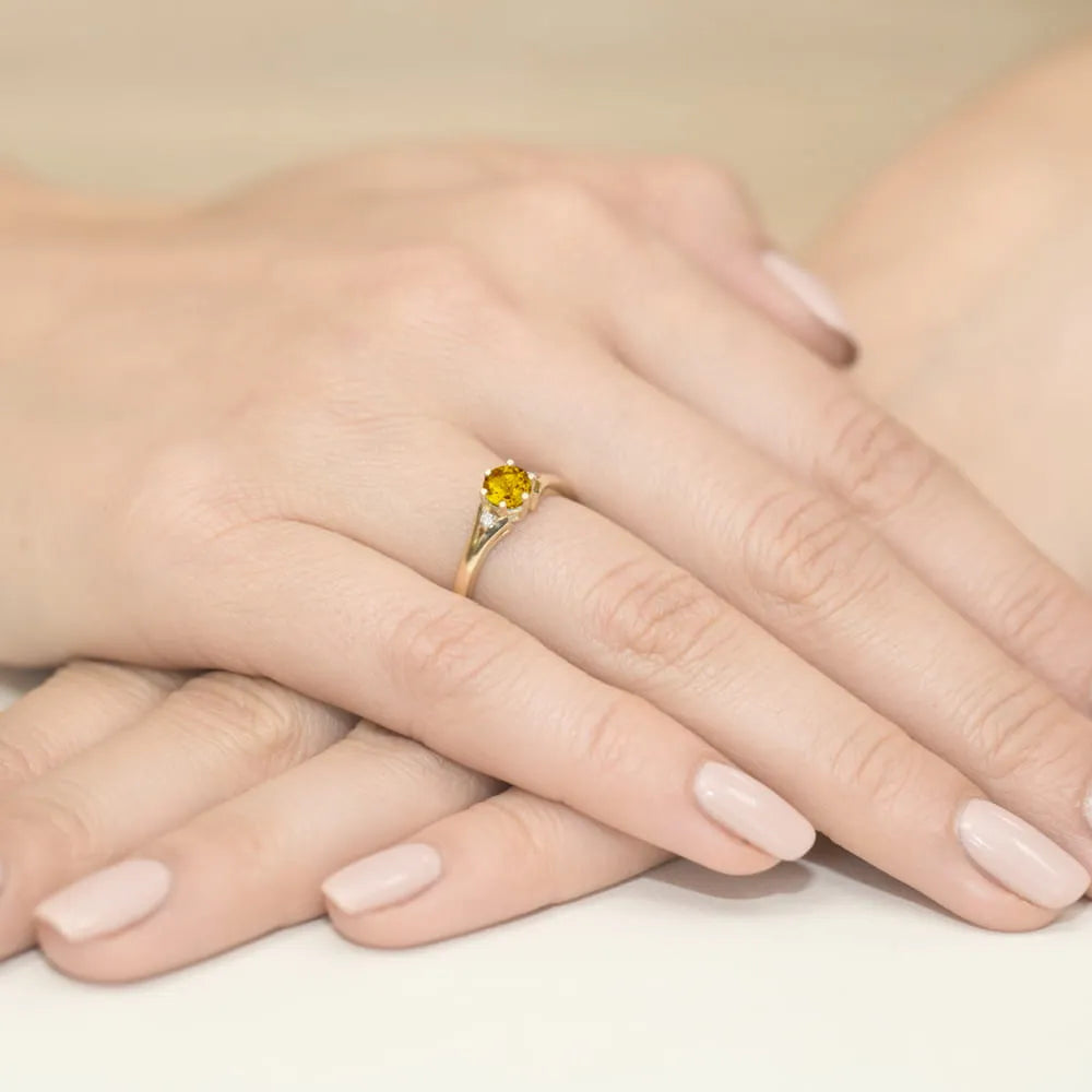 goldring-mit-0-50ct-citrin-und-diamanten-w0076-ciy-01