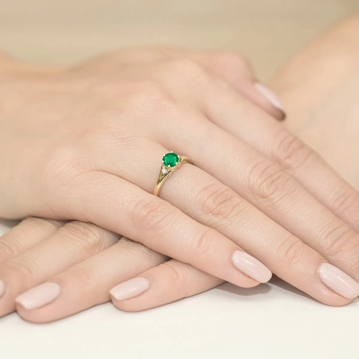 goldring-mit-0-50ct-smaragd-und-diamanten-w0076-emg-01