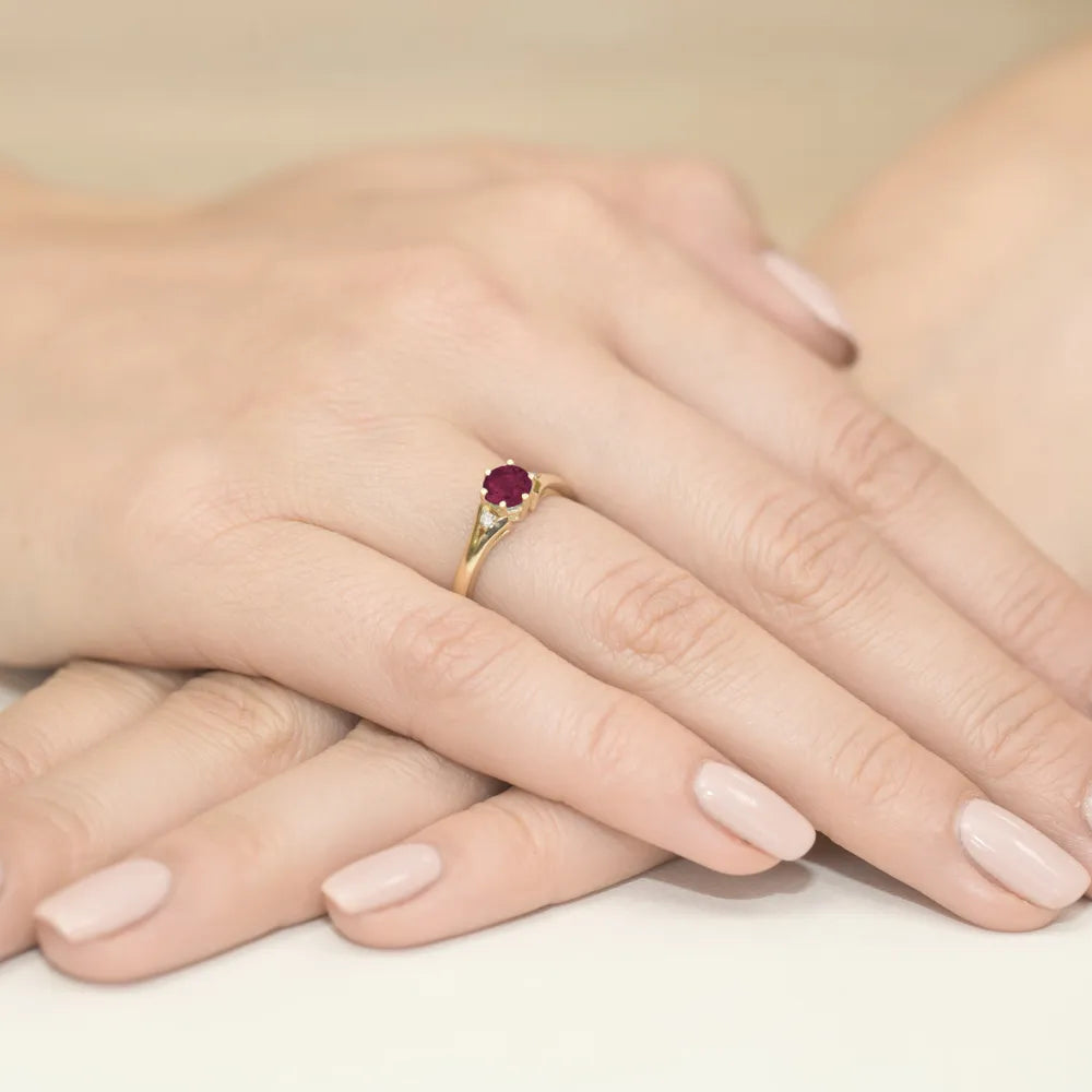 goldring-mit-0-60ct-rubin-und-diamanten-w0076-rur-01