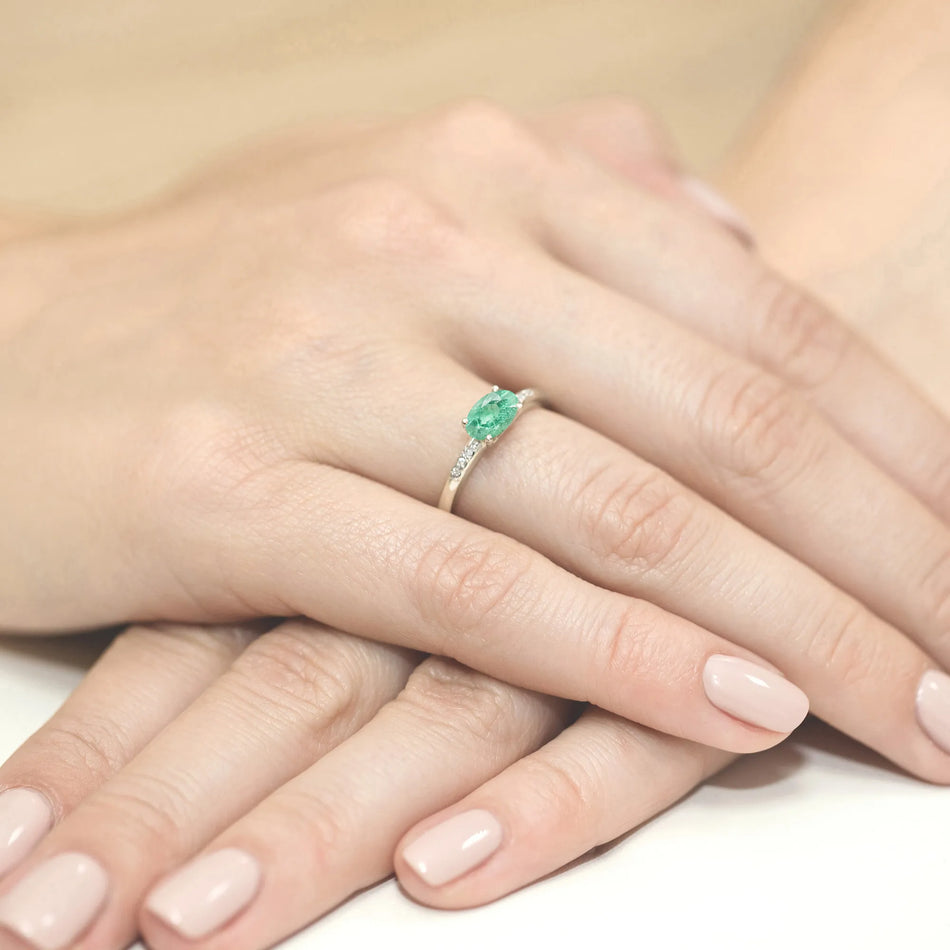 gold-ring-with-0-40ct-emerald-and-0-03ct-diamonds-w0077-emg-01