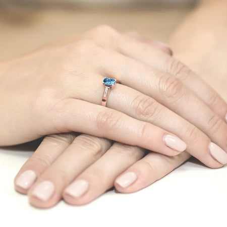 gold-ring-with-0-65ct-topaz-and-0-04ct-diamonds-w0078-tob-01