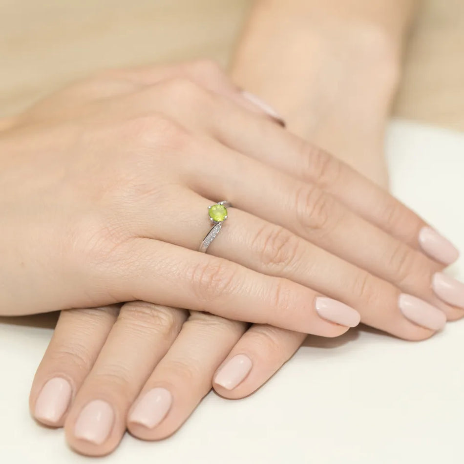 goldring-mit-0-60ct-olivin-und-0-05ct-diamanten-w0084-peg-01