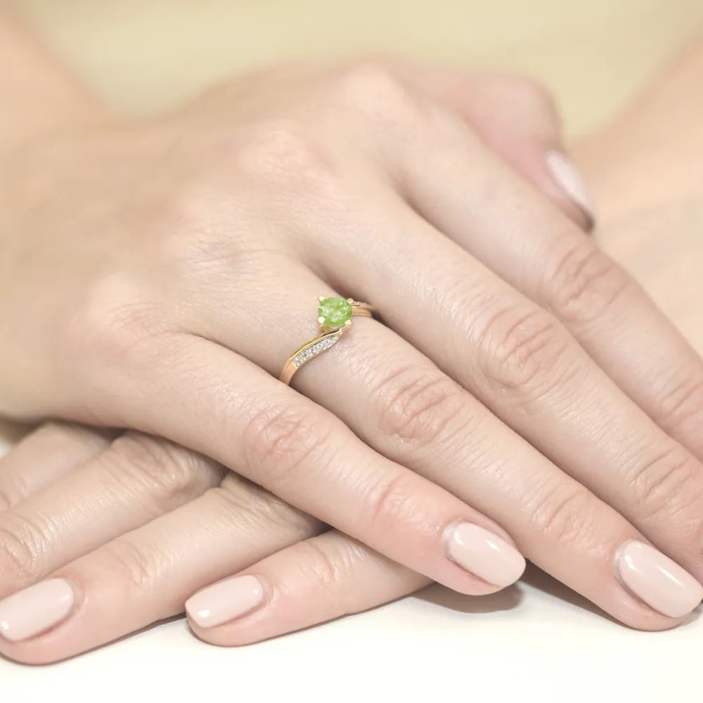 goldring-mit-0-60ct-olivin-und-0-05ct-diamanten-w0084-peg-01