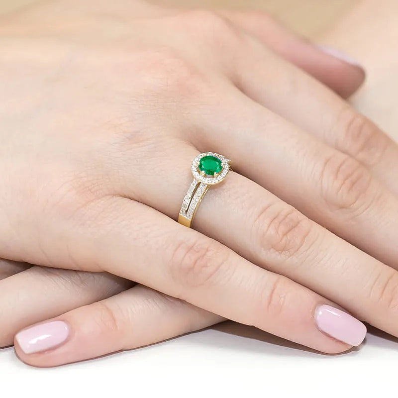 gold-ring-with-0-50ct-emerald-and-0-20ct-diamonds-w0087-emg-01