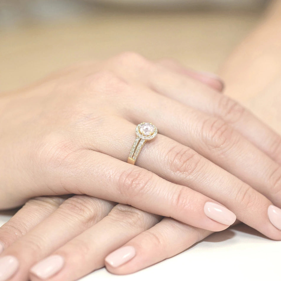 Goldring mit 0,60 ct weißem Saphir und 0,20 ct Diamanten