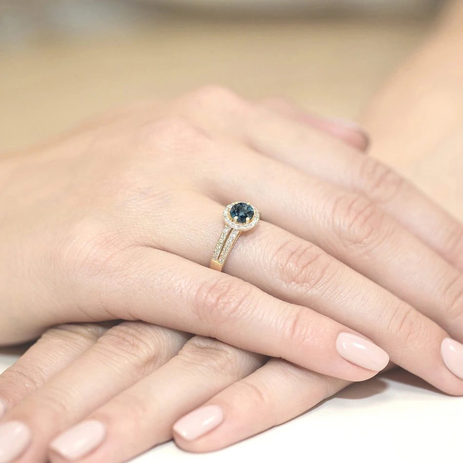 Goldring mit 0,50 ct London-Blau-Topas und 0,20 ct Diamanten