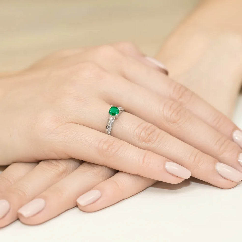 goldring-mit-0-50ct-smaragd-und-0-03ct-diamanten-w0106-emg-01