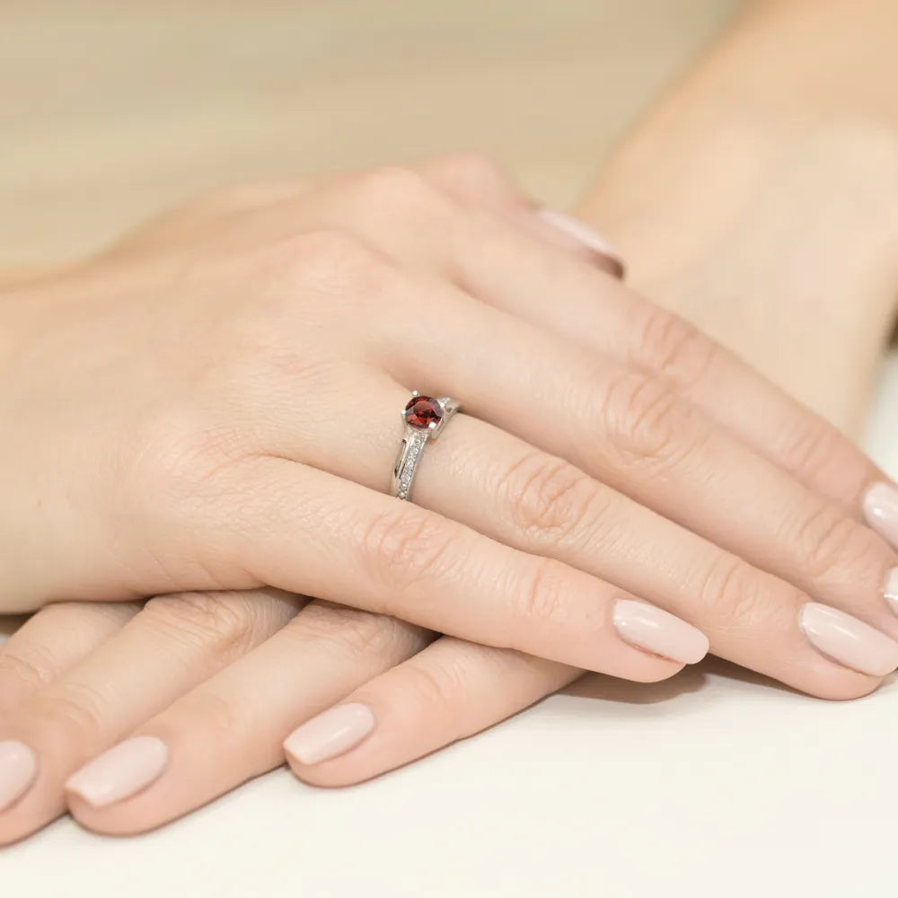 gold-ring-with-0-60ct-garnet-and-0-03ct-diamonds-w0106-gar-01