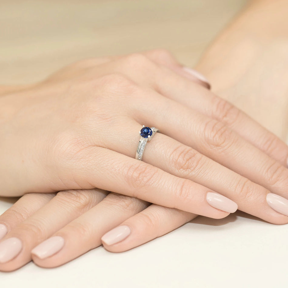 Weißgoldring mit 0,50 ct Saphir und 0,03 ct Diamanten