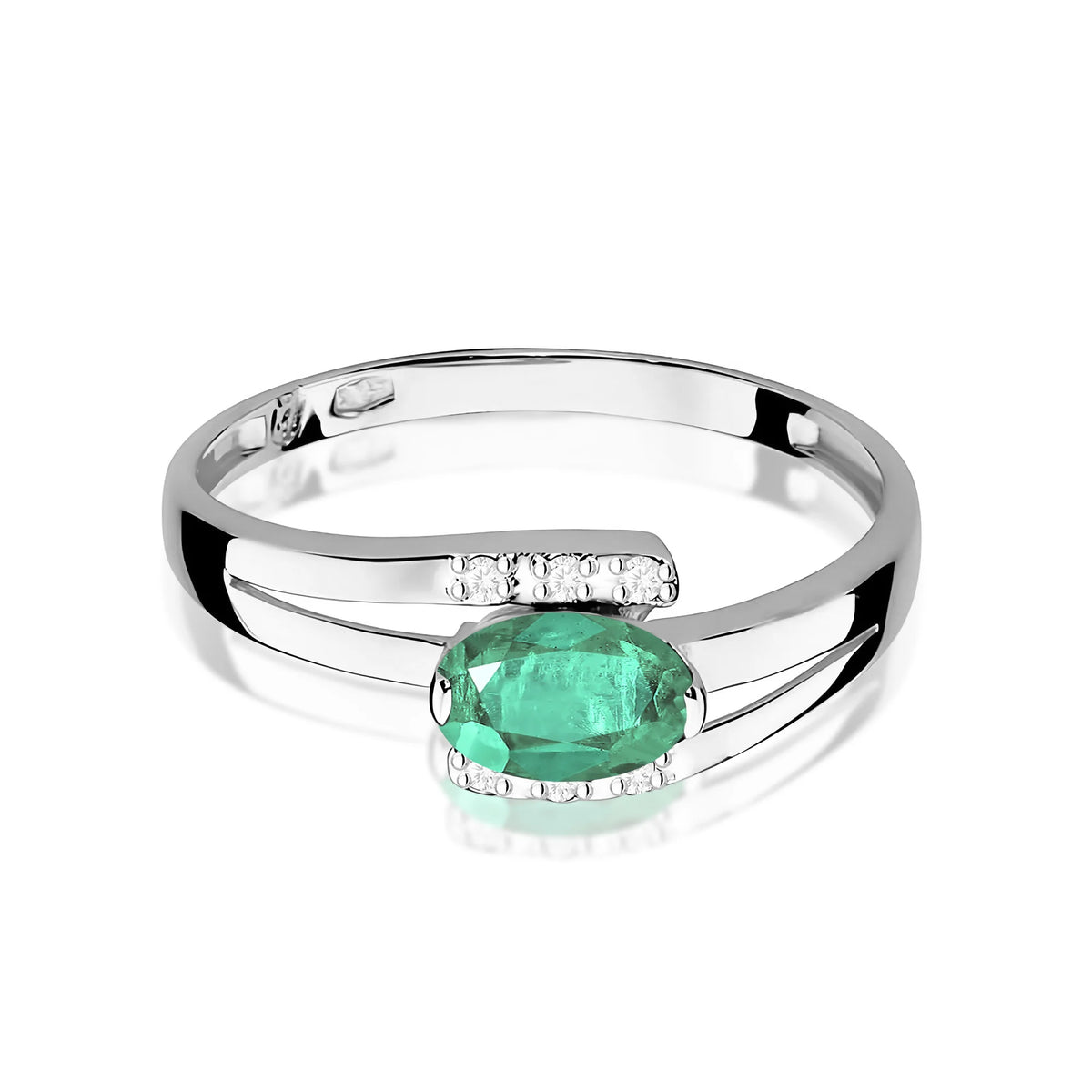 Bypass-Ring aus 585er Weißgold mit ovalem Smaragd 0,40 ct und Diamanten 0,052 ct