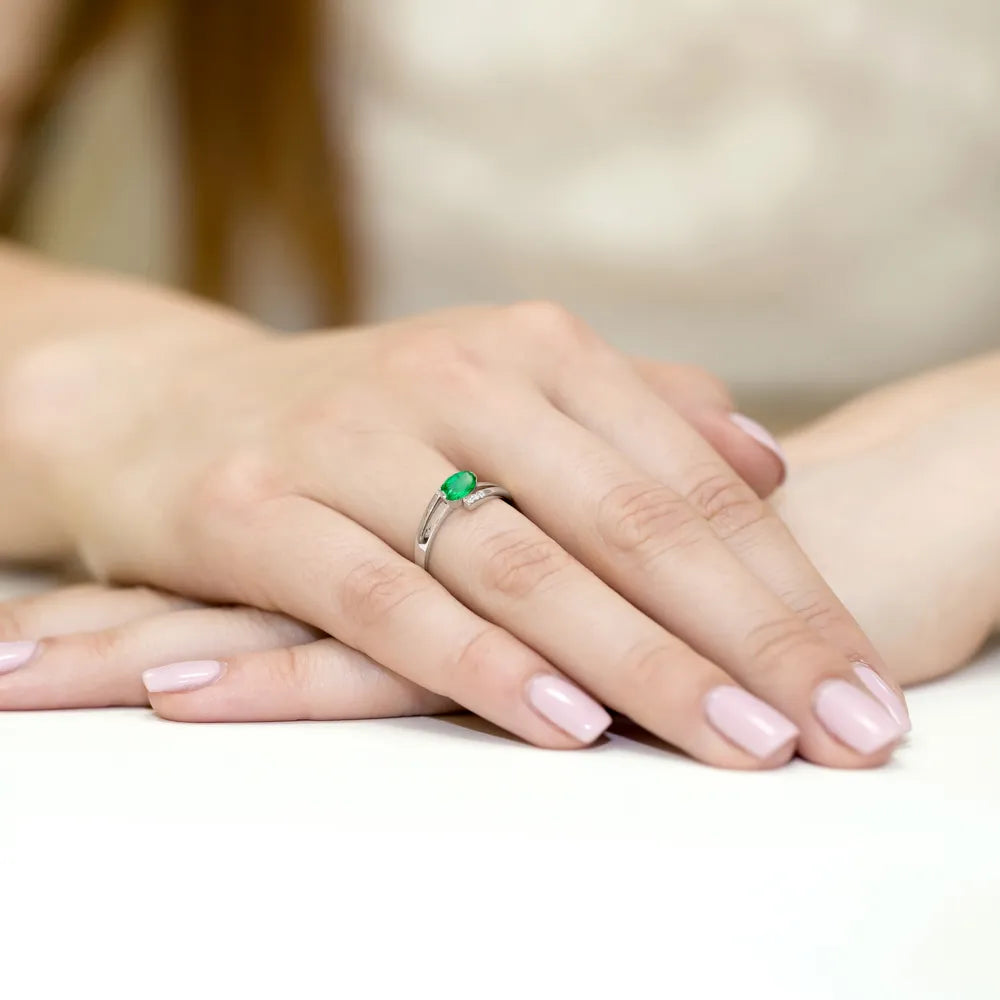 gold-ring-with-0-40ct-emerald-and-0-052ct-diamonds-w0119-emg-01