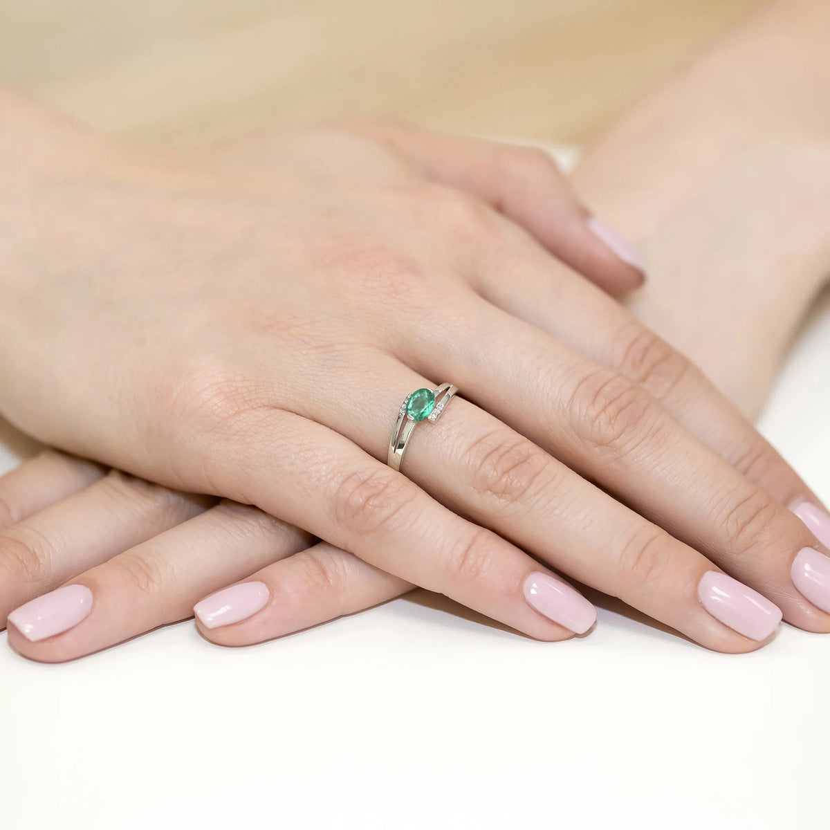 Bypass-Ring aus 585er Weißgold mit ovalem Smaragd 0,40 ct und Diamanten 0,052 ct