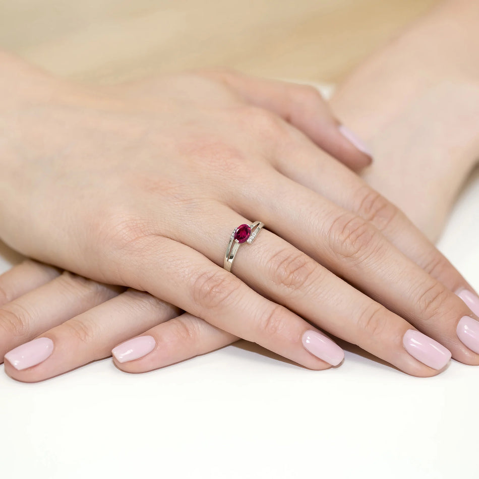 Weißgoldring mit 0,50 ct Rhodolith und 0,052 ct Diamanten