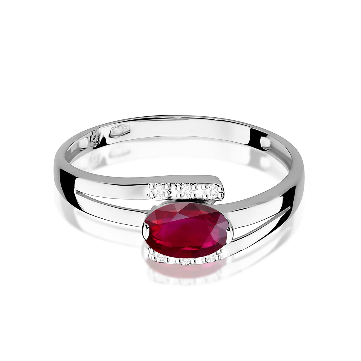 Bypass-Ring aus 585er Weißgold mit ovalem Rubin 0,60 ct und Diamanten 0,052 ct