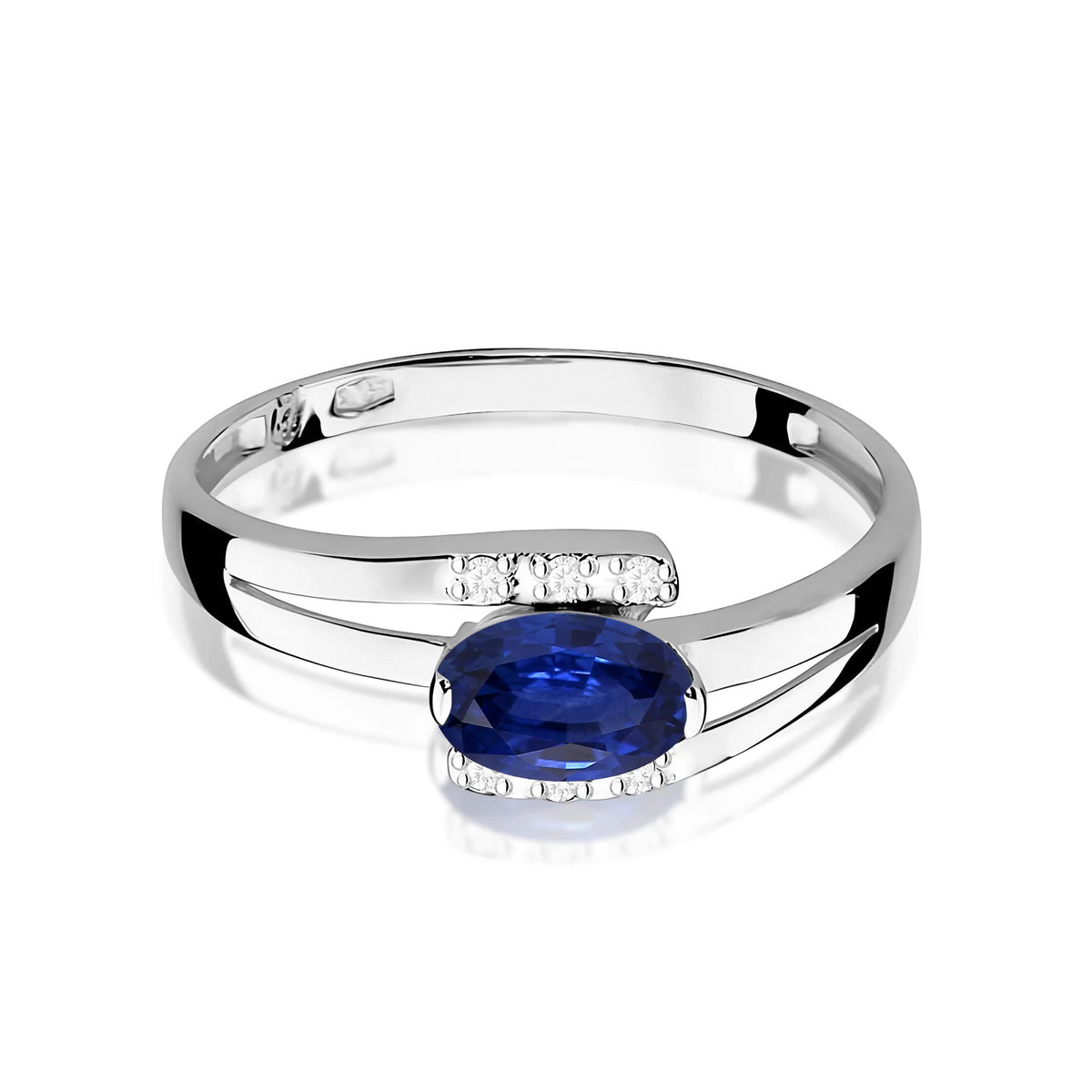 Bypass-Ring aus 585er Weißgold mit ovalem Saphir 0,70 ct und Diamanten 0,052 ct