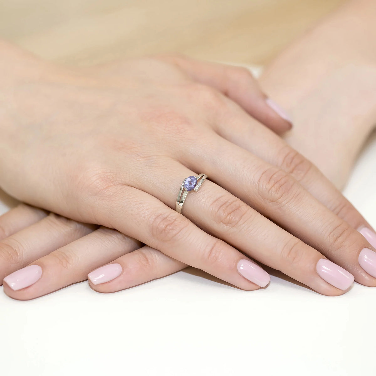 Bypass-Ring aus 585er Weißgold mit ovalem Tansanit 0,40 ct und Diamanten 0,052 ct