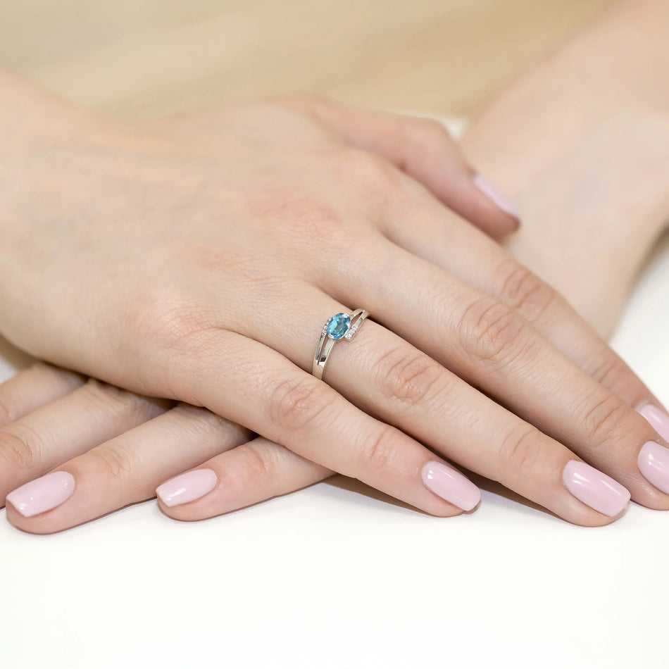 Ring aus Weißgold mit 0,50 ct Topas und 0,052 ct Diamanten