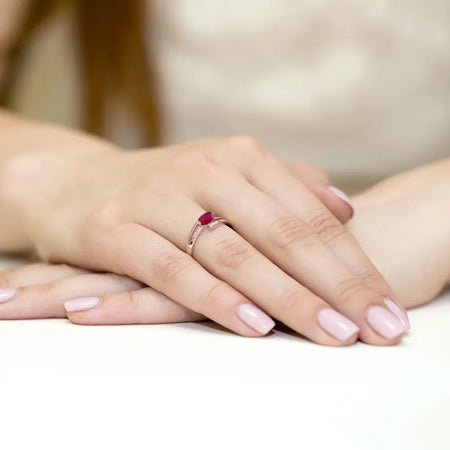 gold-ring-with-0-60ct-ruby-and-0-052ct-diamonds-w0119-rur-01