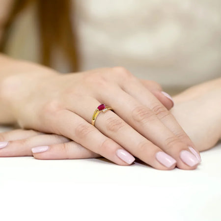 gold-ring-with-0-60ct-ruby-and-0-052ct-diamonds-w0119-rur-01