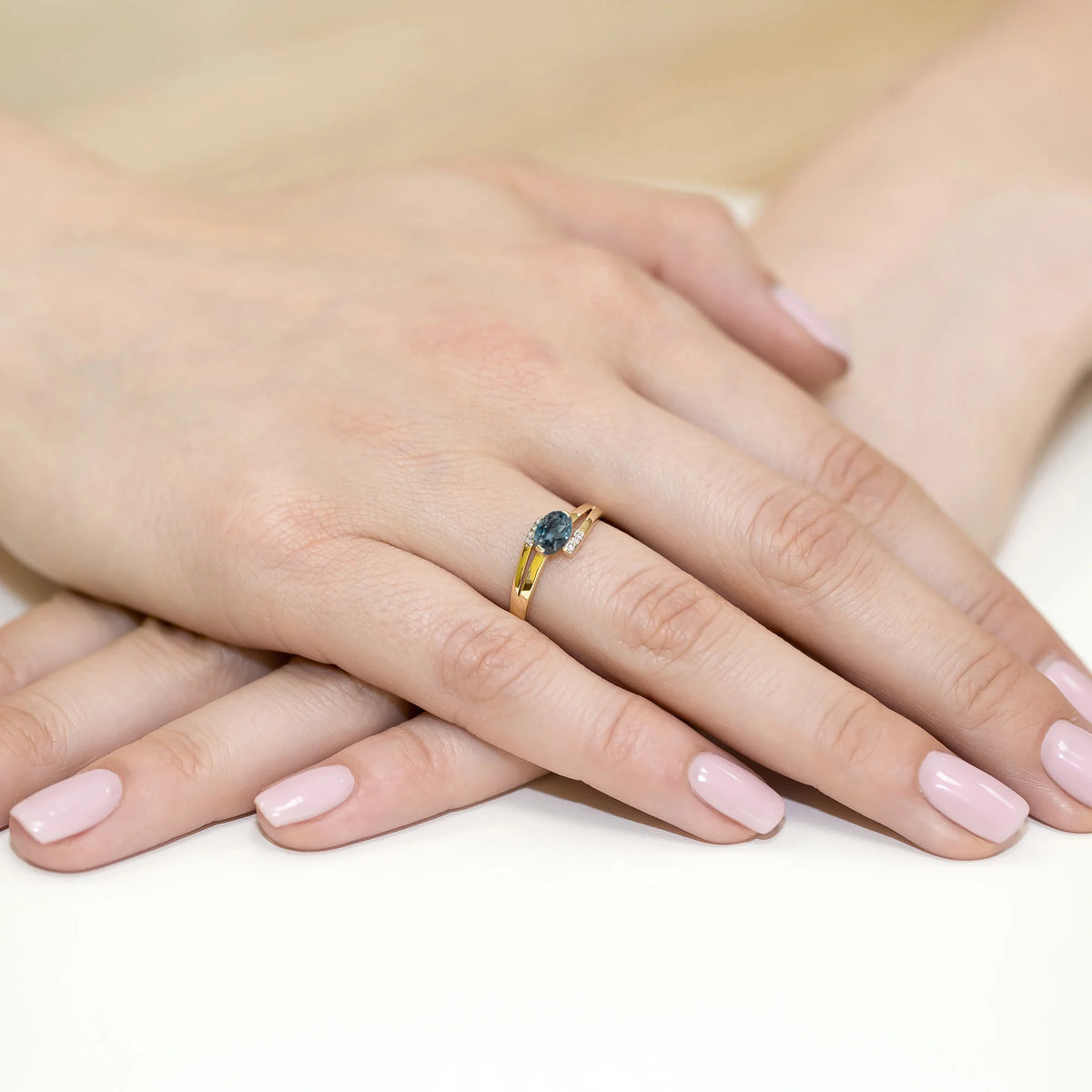 Bypass-Ring aus 585er Gelbgold mit ovalem London-Blue-Topas 0,50 ct und Diamanten 0,052 ct