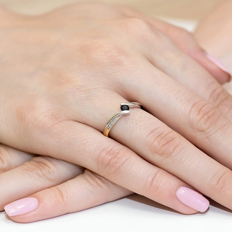 Goldring mit 0,12 ct schwarzem Diamant und 0,03 ct Diamanten